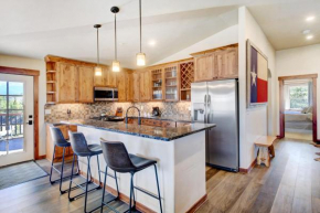 New Luxury Condo G-301 I Hot Tub I Great Views I Best Price I FREE Adventures Daily